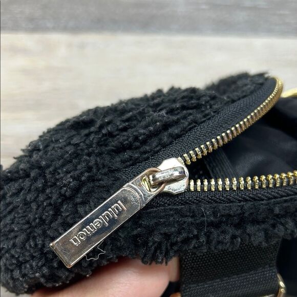 Lululemon Black Sherpa Belt Bag - Picture 3 of 9